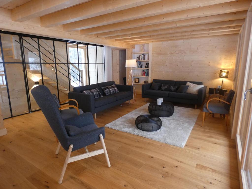 a living room with a couch and a table at Chalet cosy près des pistes, 12 personnes, 4 chambres - CH41 in Beaufort