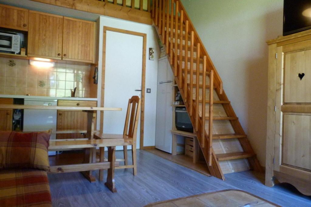 - une cuisine avec un escalier en colimaçon dans une pièce dans l'établissement Appartement pied des pistes, 5 personnes, 1 coin montagne, 1 mezzanine - PL2B, à Beaufort