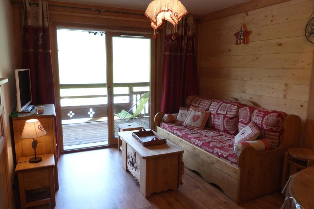 a living room with a couch and a table at Appartement cosy, 5 personnes, 1 chambre, 1 coin montagne - ECRINI06 in Beaufort