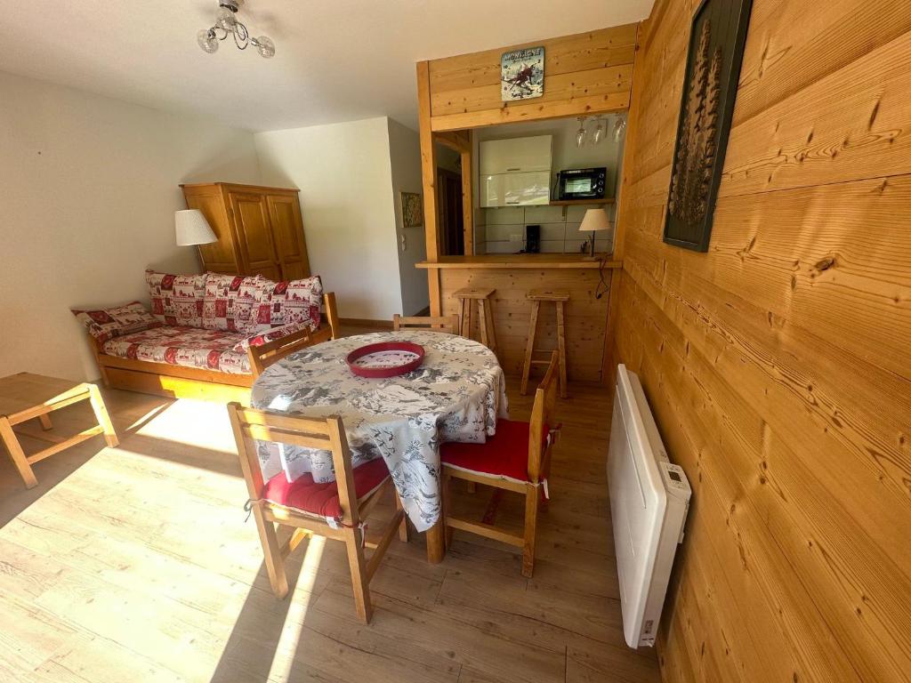 un salon avec une table et un canapé dans l'établissement Appartement cosy rénové, 4 personnes, 1 coin montagne - AR2022, à Beaufort