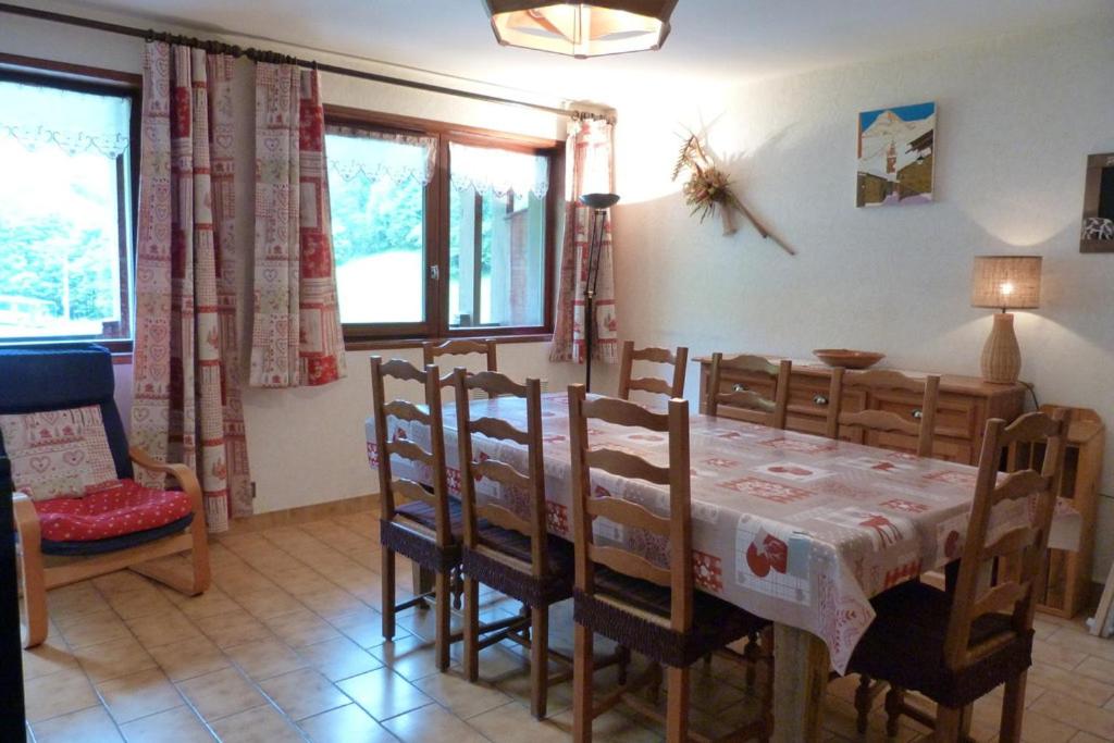 une cuisine et une salle à manger avec une table et des chaises dans l'établissement Appartement pied des pistes, 8 personnes, 3 chambres - CHAM01, à Beaufort