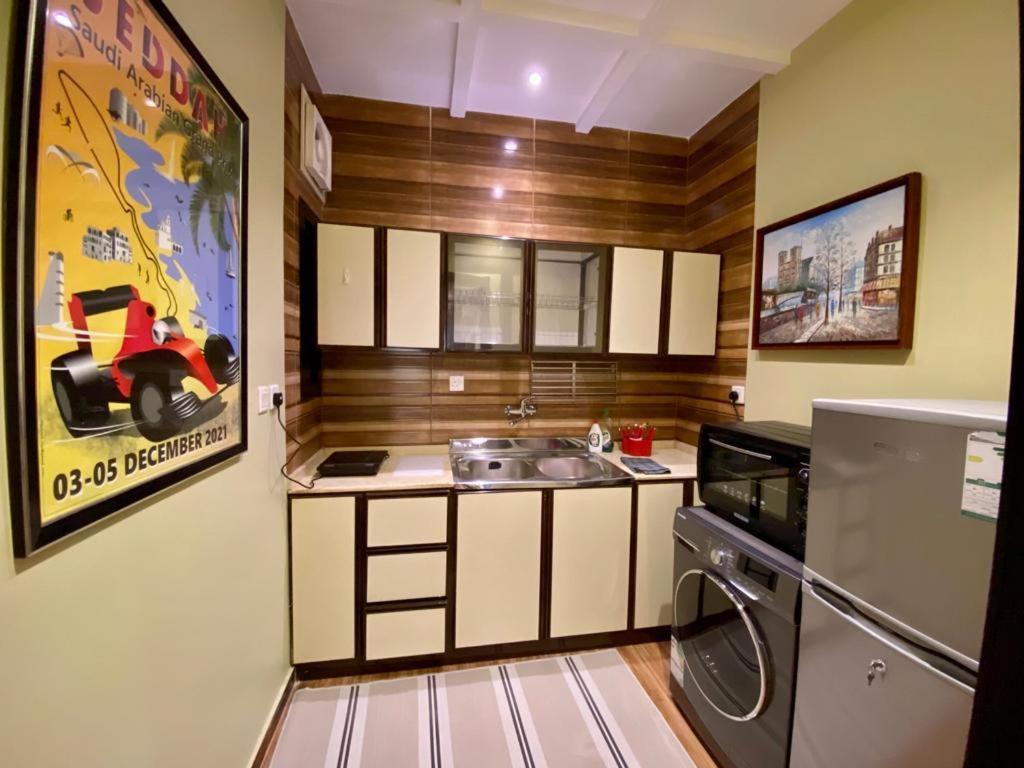 ジッダにあるشقة كاملة لك ولعائلتكの小さなキッチン(シンク、冷蔵庫付)