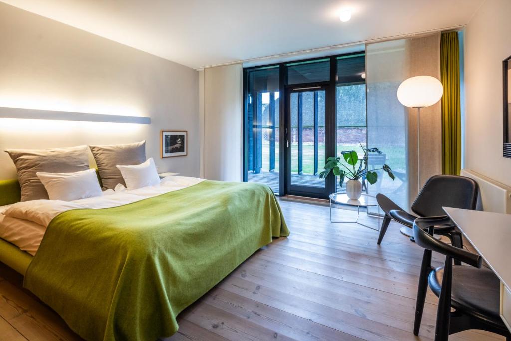 Postel nebo postele na pokoji v ubytování Nørre Vosborg Hotel & Gastronomi