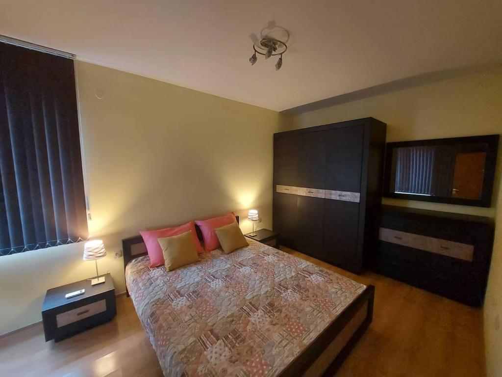 um quarto com uma cama, uma cómoda e uma cómoda. em The Terrace Apartment em Stara Zagora