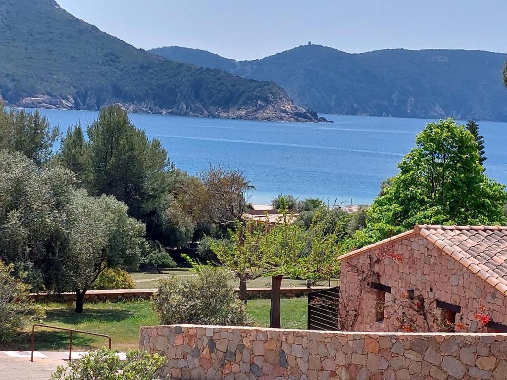 una casa con vistas a una gran masa de agua en U Casinu en Piana