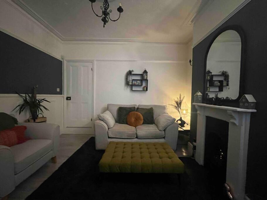 uma sala de estar com um sofá e uma lareira em Contractors,Family Large 3 Bed, 2 Bathrooms em Ilkeston