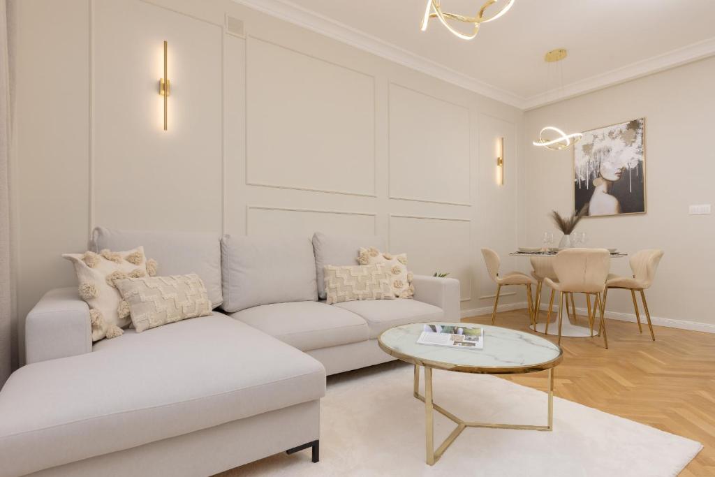 un soggiorno con divano bianco e tavolo di Bright & Elegant Apartment Warsaw by Renters a Varsavia