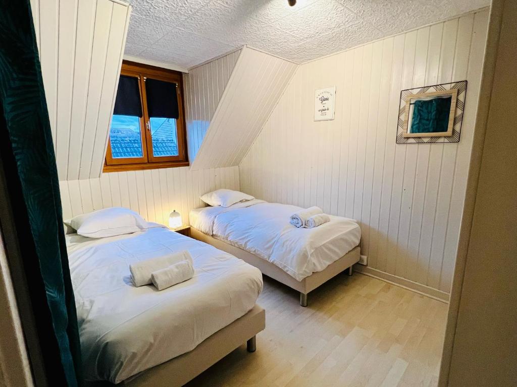Łóżko lub łóżka w pokoju w obiekcie Gîte Aux Quatre Vents avec Terrasse