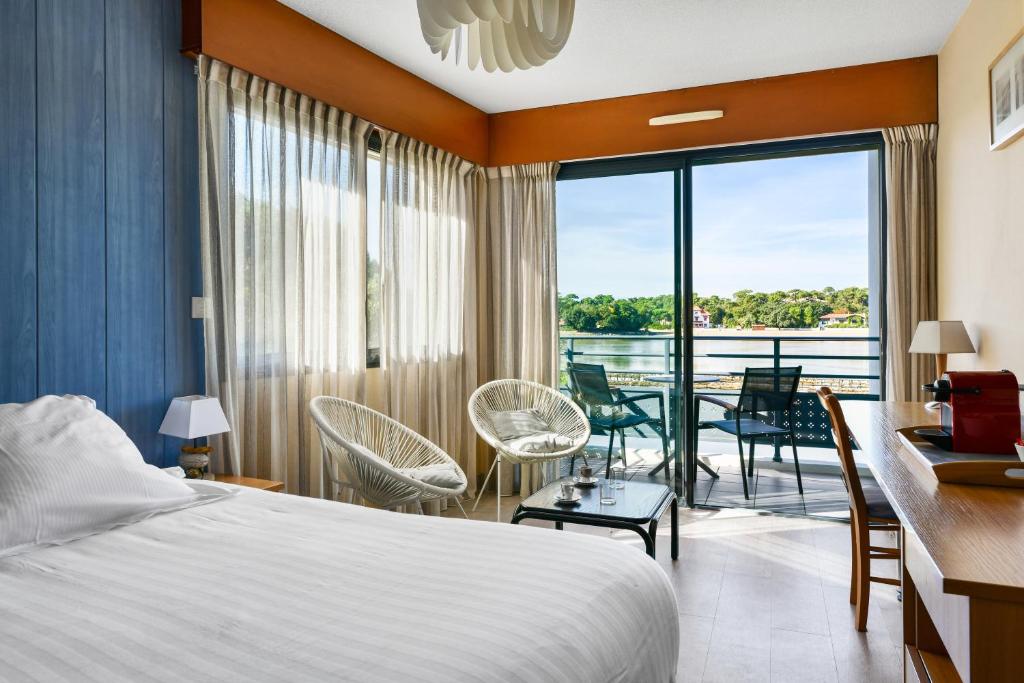 Postel nebo postele na pokoji v ubytování Hotel Le Pavillon Bleu