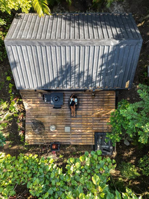 Un cane che ficca la testa fuori da una cuccia per cani di Tiny House with Views and Jacuzzi in Anton Valley a Las Colinas