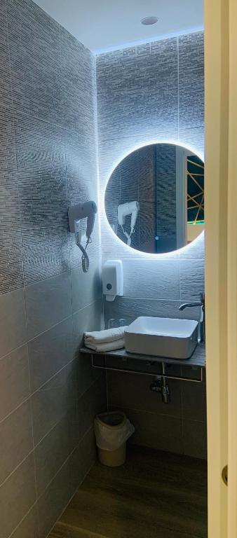 A bathroom at Hostal Abadia Madrid