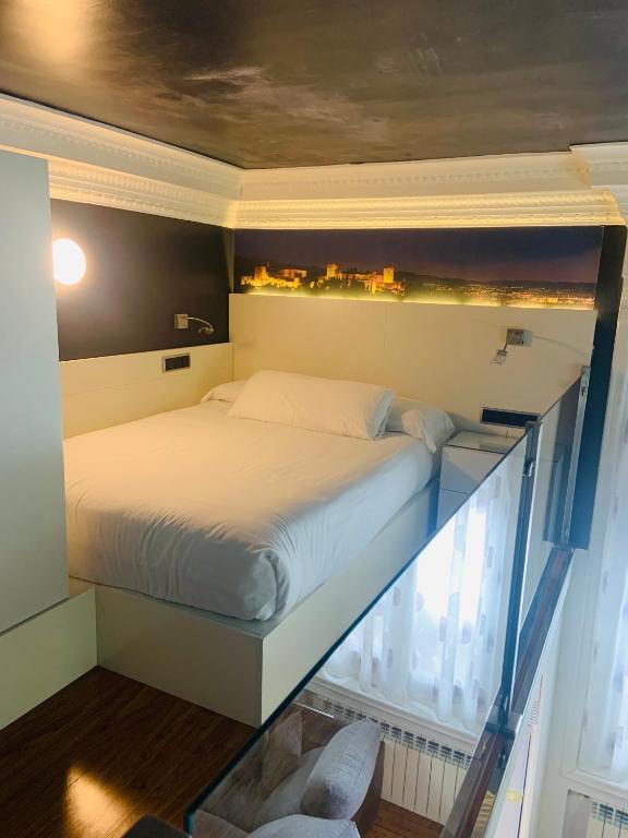 A bed or beds in a room at Hostal Abadia Madrid