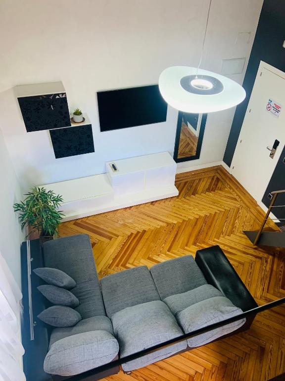 A television and/or entertainment centre at Hostal Abadia Madrid