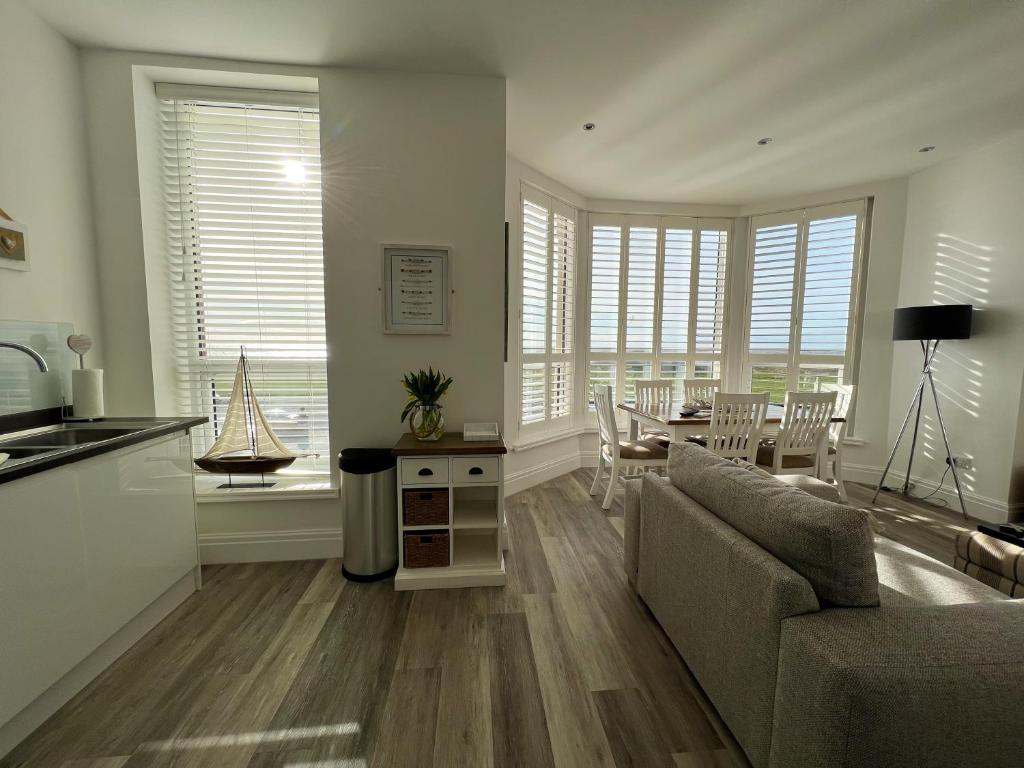 St Annes Beach Apartments - 