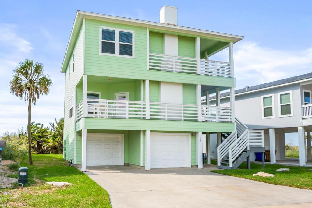 Casa verde y blanca con entrada en Turtle Time, en Padre Island