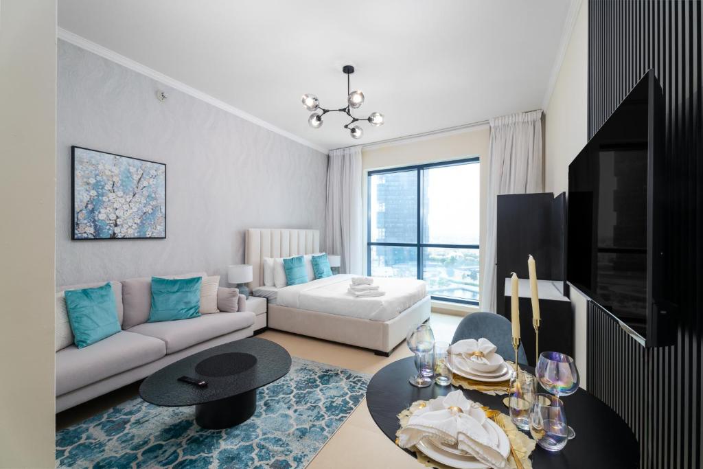 Posezení v ubytování Nasma Luxury Stays - Sophisticated Studio Apt with Stunning Marina View