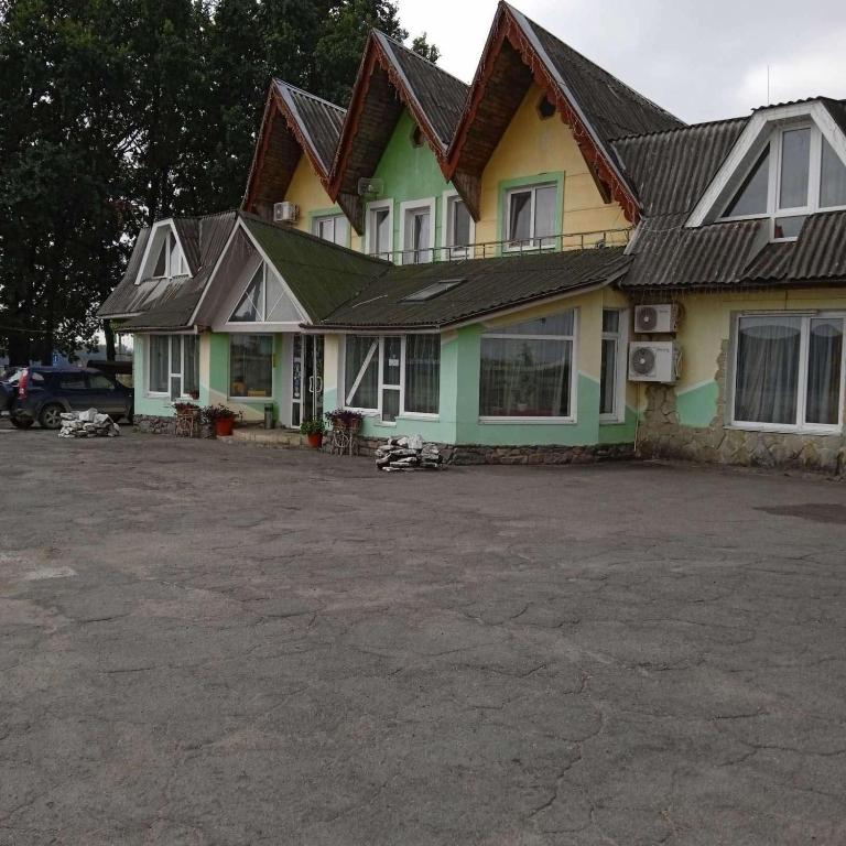 ein Haus mit einer großen Auffahrt davor in der Unterkunft Готель Загадка, Умань in Gorodnitsa