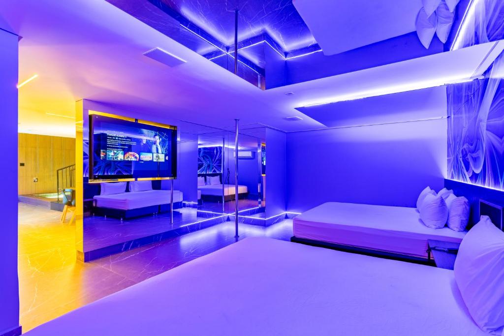 een kamer met een bed en een flatscreen-tv bij Drops Motel Brasília in Brasilia