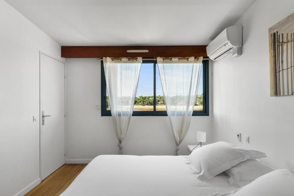 Postel nebo postele na pokoji v ubytování Hotel Le Pavillon Bleu