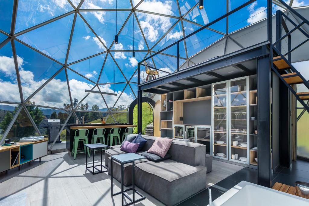 una sala de estar con un gran techo de cristal en Mirror Glamping en Sesquilé