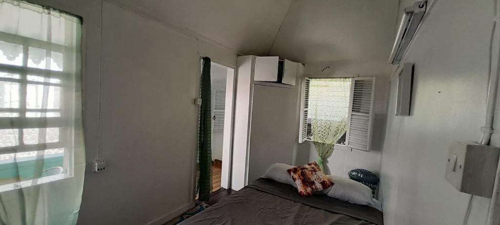 Camera piccola con letto e finestra di Comfort BNB a Basseterre