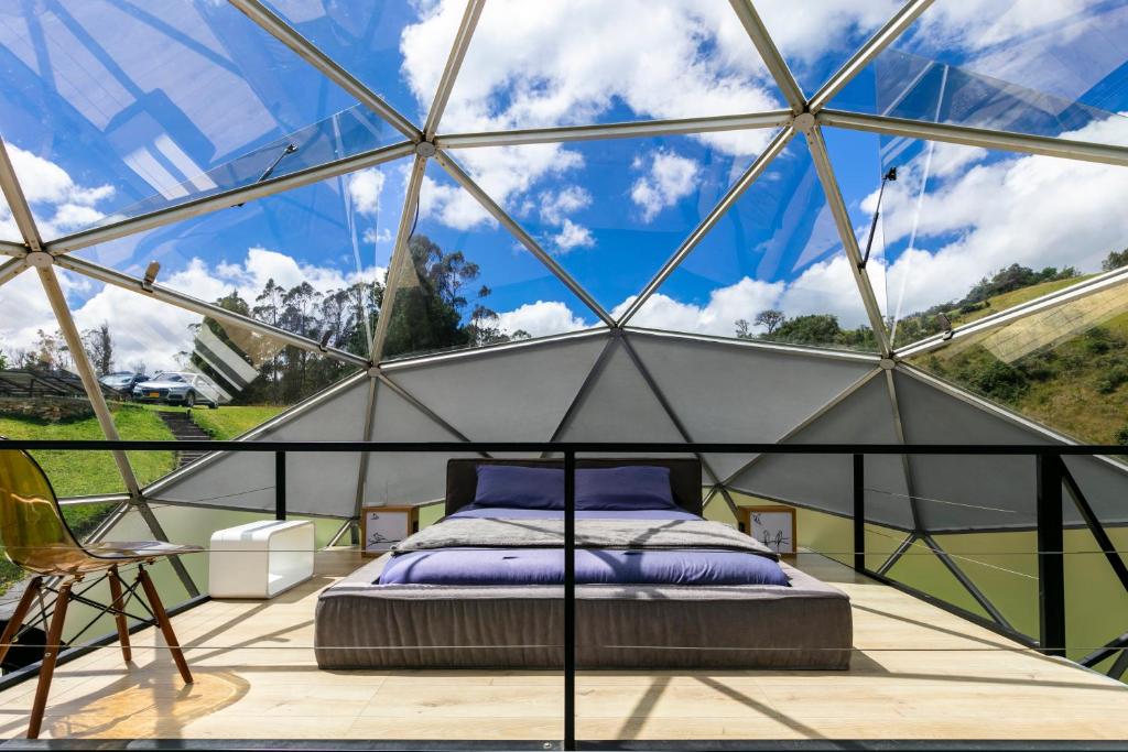 Postel nebo postele na pokoji v ubytování Mirror Glamping