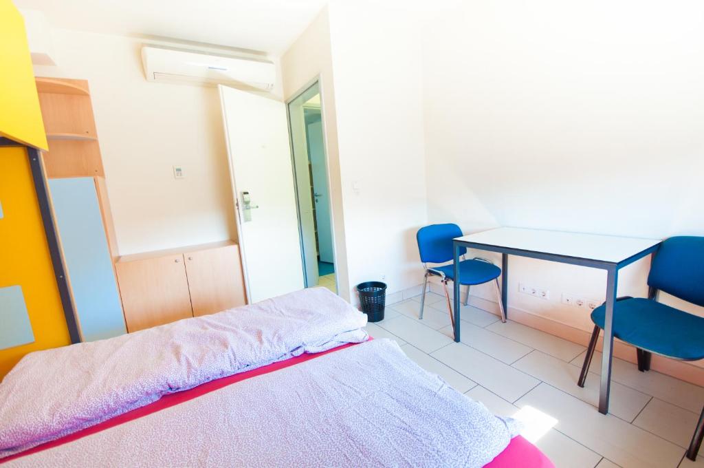 Postel nebo postele na pokoji v ubytování Simbol Rooms with free private parking