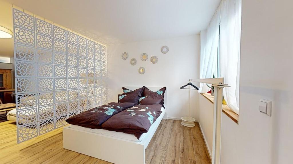 a bedroom with a bed in a room at Frisch sanierte Ferienwohnung in Altensteig