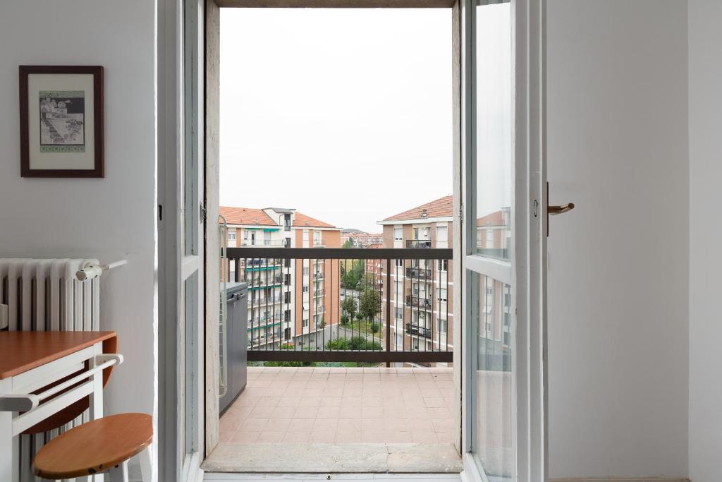 una puerta abierta a un balcón con vistas en Apartment with Balcony -Bisceglie Red Line Subway en Milán