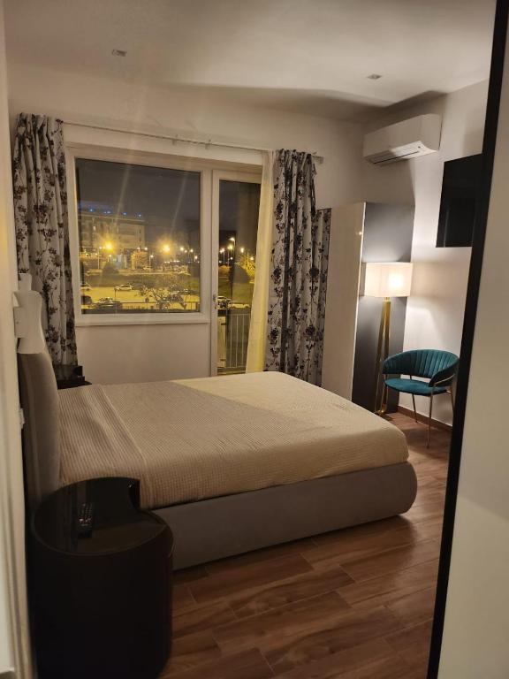 Holding House -Close train station and port - 18