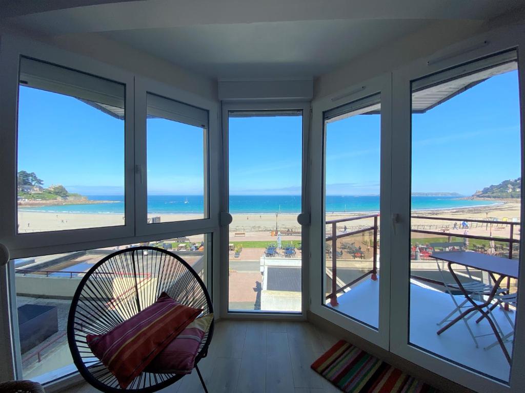 Cette chambre offre une vue sur la plage et l'océan. dans l'établissement Appartement VUE MER EXCEPTIONNELLE plage de Trestraou à PERROS-GUIREC - Réf 503, à Perros-Guirec