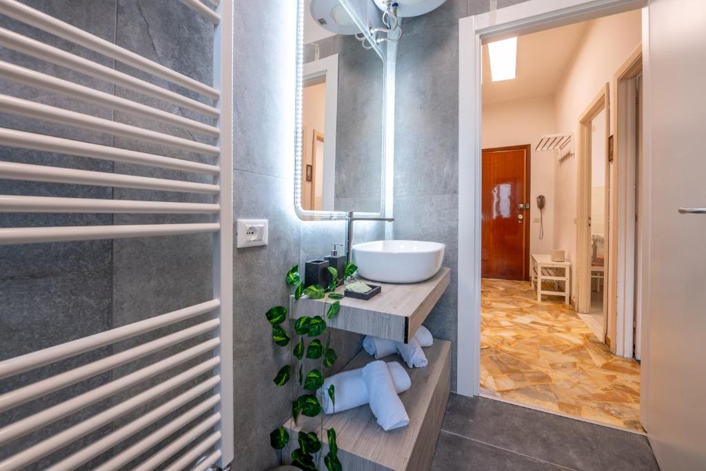 łazienka z umywalką i lustrem w obiekcie Dimora Gospa w mieście Finale Ligure