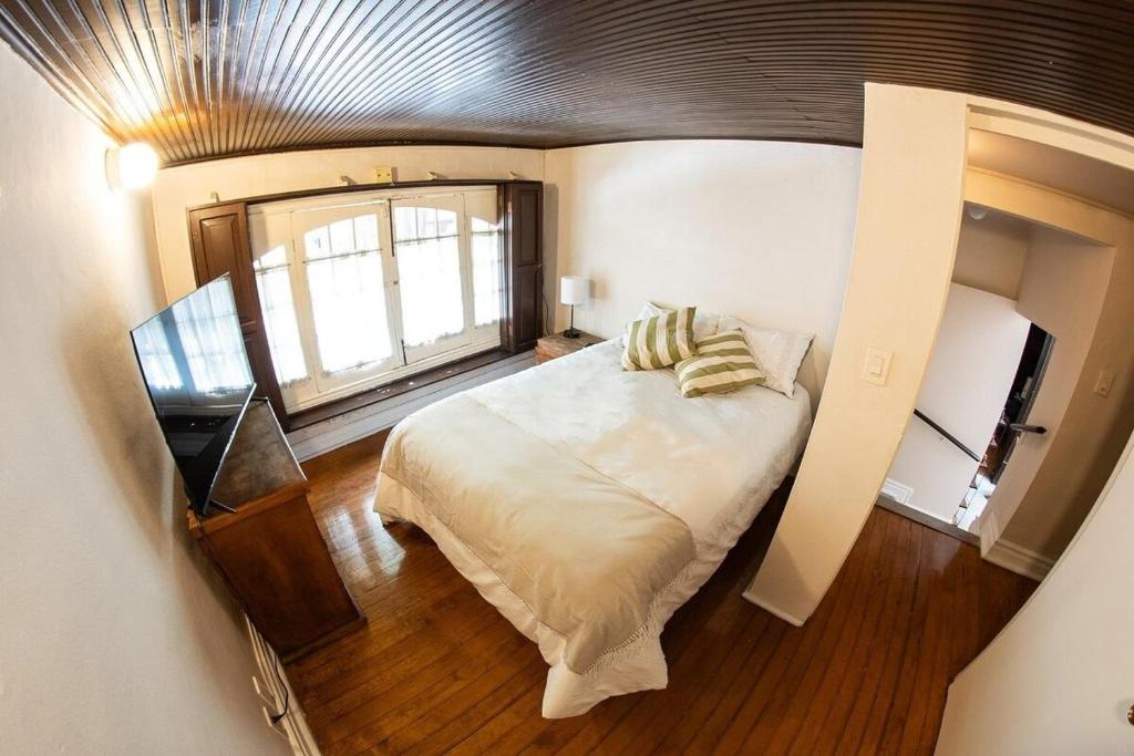 Un pat sau paturi într-o cameră la HABITACIONES EN EXCELENTE UBICACIÓN PARA 8 PERSONAS