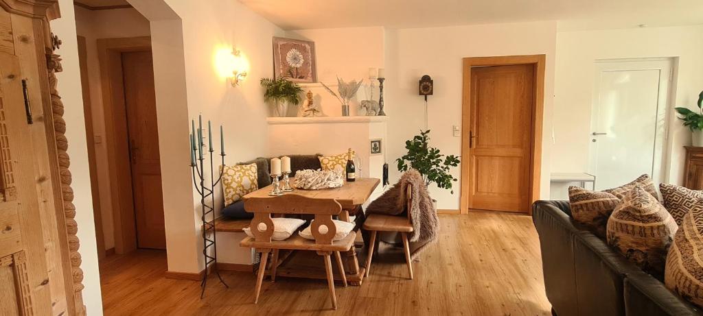 salon ze stołem i kanapą w obiekcie Chalet Am Sonnberg w mieście Kirchberg in Tirol