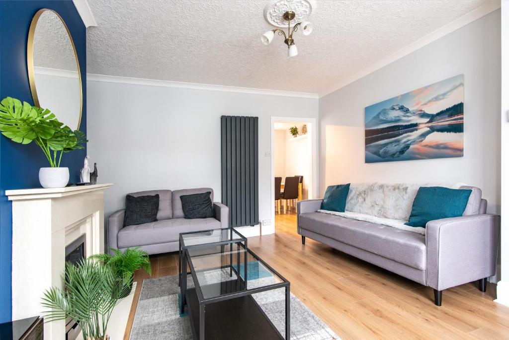 - un salon avec un canapé et une table dans l'établissement 2 Bedroom House in Chilwell - Perfect for Families and Business, à Beeston