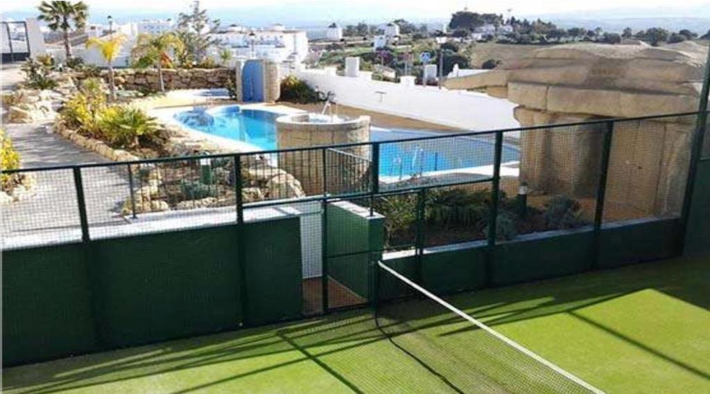 balcón de una casa con pista de tenis en Casa Isabel, en Vejer de la Frontera