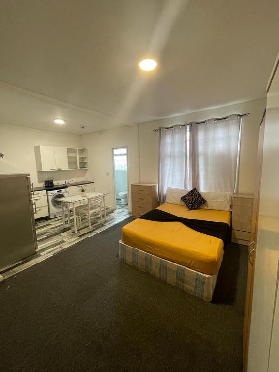 Cama ou camas em um quarto em Nice Studio Flat in North Acton