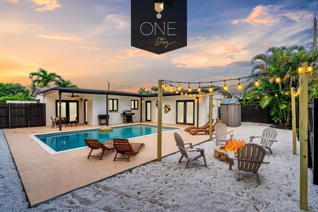 um quintal com piscina e cadeiras e uma casa em Relaxing Hollywood Pool Oasis em Hollywood