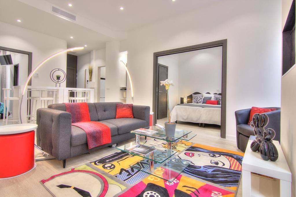 un salon avec un canapé et une table dans l'établissement Appartement Cannes 4 chambres - 5G, à Cannes
