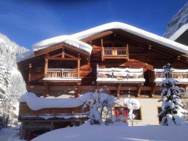 Cabaña de madera con nieve en el techo en Appartement Du Dou Des Ponts en Pralognan-la-Vanoise