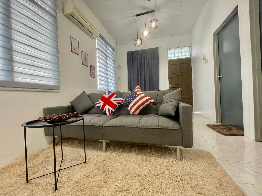 uma sala de estar com um sofá e uma mesa em Home11A#4pax#Netflix#AlmaBukitMertajam em Bukit Mertajam