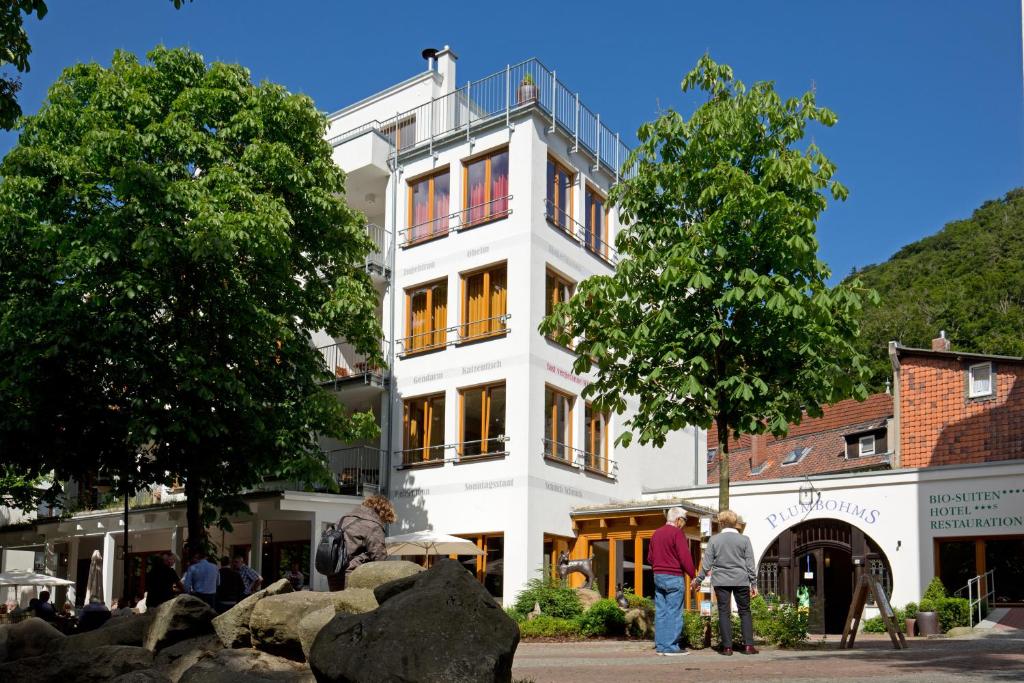 a white building with people standing in front of it at Plumbohms ECHT-HARZ-HOTEL in Bad Harzburg