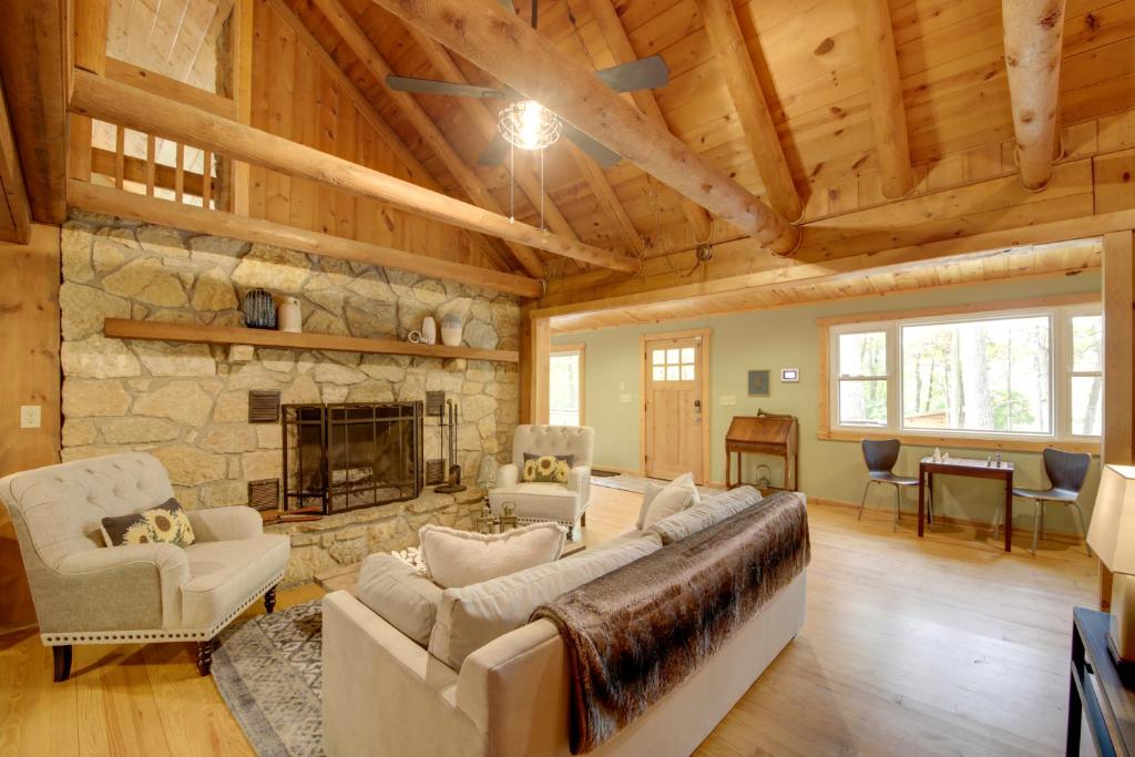 sala de estar con chimenea de piedra y sofá en Liberty Vacation Rental about 3 Mi to Brookville Lake!, en Liberty