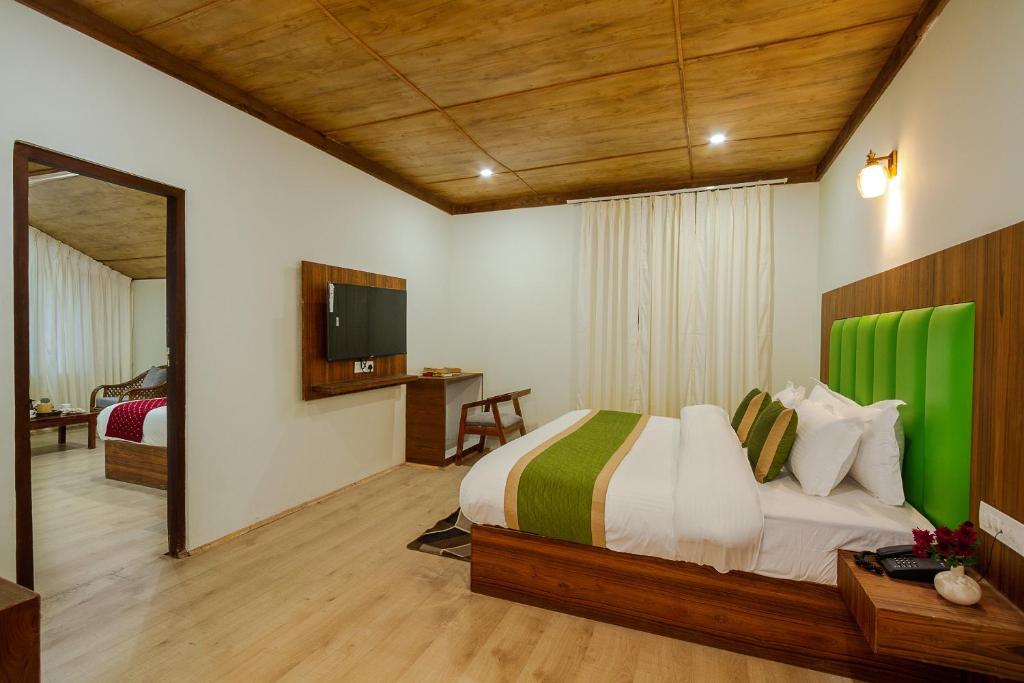 TV a/nebo společenská místnost v ubytování Tripli Hotels Drilbu Manali