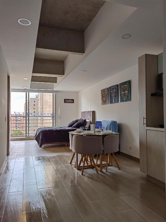 波哥大的住宿－Apartamento Chic en el corazón de Bogotá，客厅配有桌子和床。