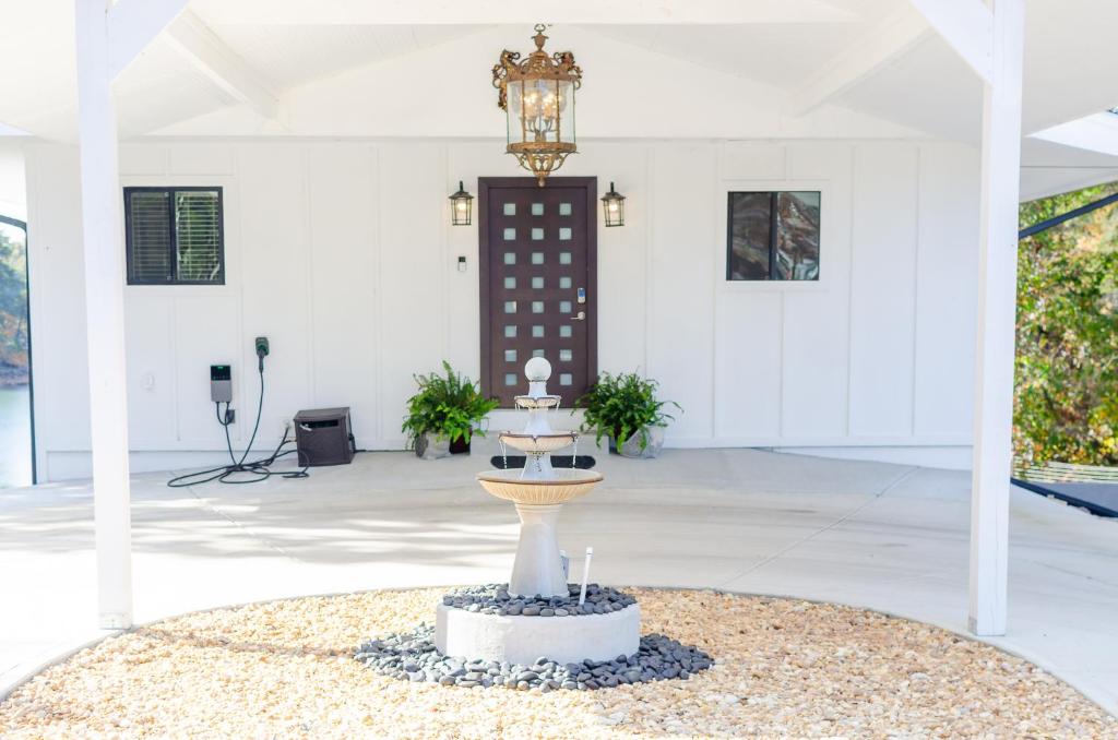 a white room with a fountain in the middle of it at Lakeside Haven in Gainesville