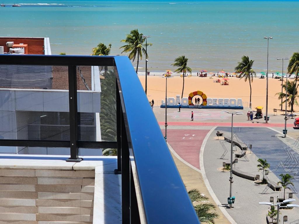 desde el balcón de un edificio con vistas a la playa en Flat Atlântico Tambaú, en João Pessoa