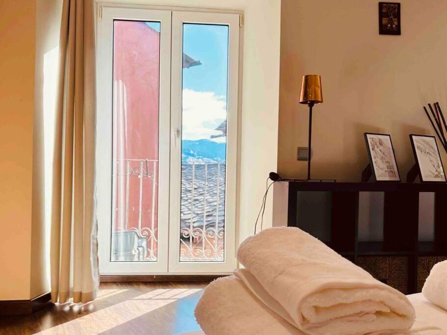 a room with a sliding glass door with a balcony at Luminoso y Céntrico Estudio, Llívia, Cerdanya in Llivia
