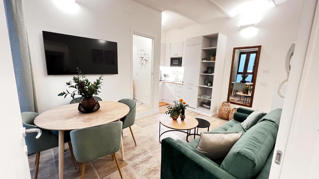 een woonkamer met een bank en een tafel bij Affittacamere Casa Matilde in Gualdo Tadino