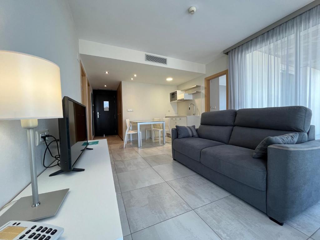 ein Wohnzimmer mit einem Sofa und einem Tisch in der Unterkunft Ágora Spa & Resort in Peñíscola